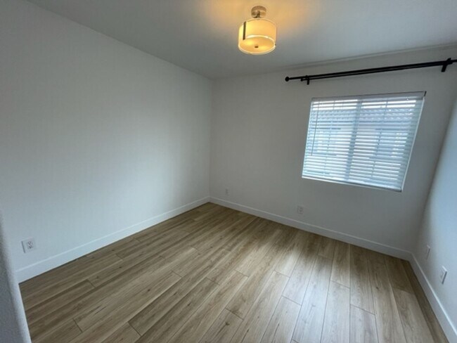 Building Photo - Rent Special - 2 weeks free rent!! 3 bedro...
