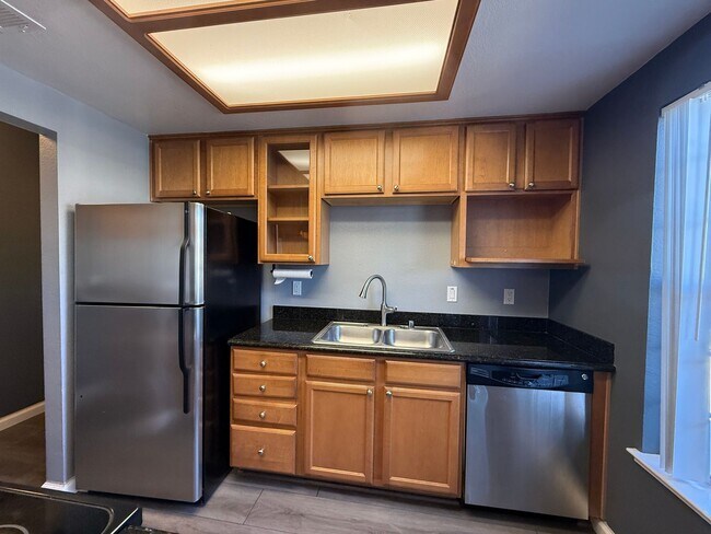 Building Photo - Parkview condo close to shopping & freeway access!