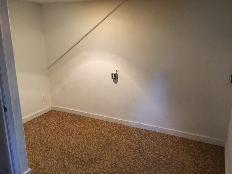 Building Photo - 13304 NE Glisan St