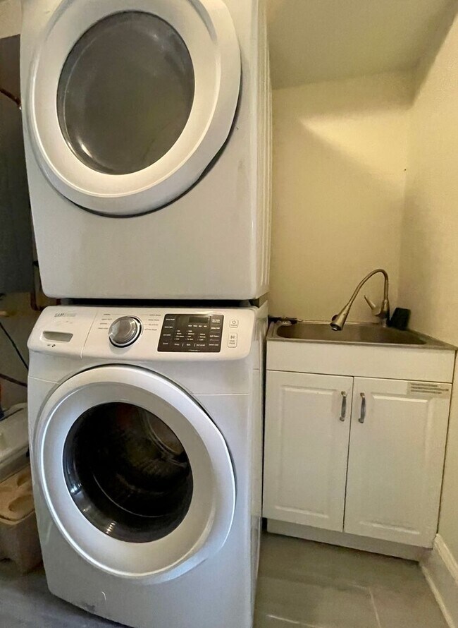 Building Photo - Beautiful Renovated 3 Bed 2 Bath Close to Downtown and UK