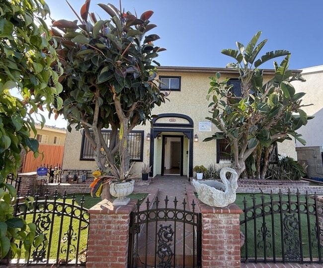 Building Photo - 1505 S Dunsmuir Ave