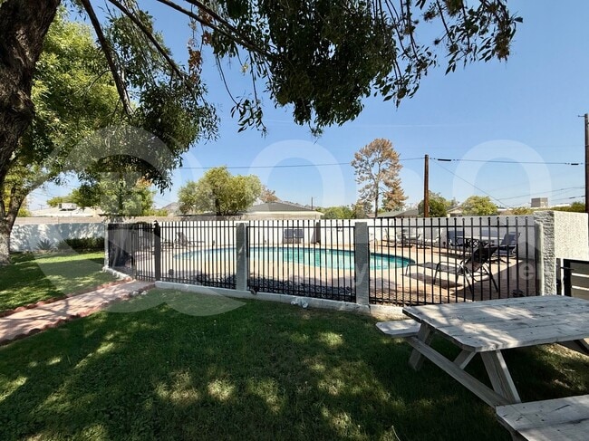Building Photo - 1202 E Kaler Dr