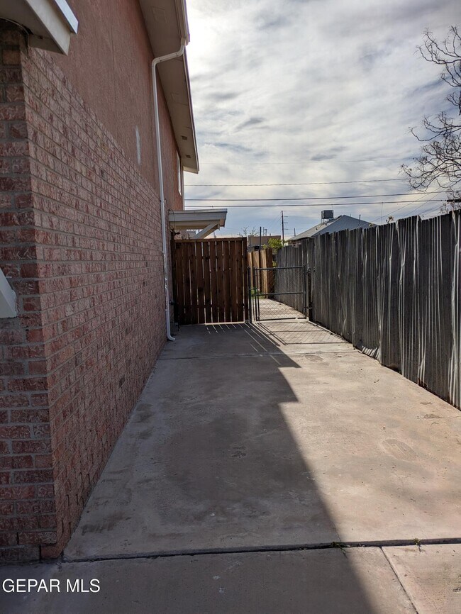 Building Photo - 709 Tays St