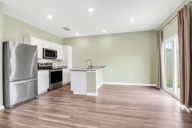 Building Photo - ASK ABOUT FREE APPLICATION FEES THROUGH AUGUST!  "Charming 3-Bedroom Retreat with 2.5 Baths with ...