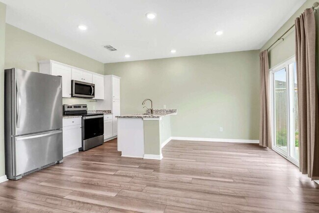 Building Photo - "Charming 3-Bedroom Retreat with 2.5 Baths with Unbelievable Neighborhood Amenities!"