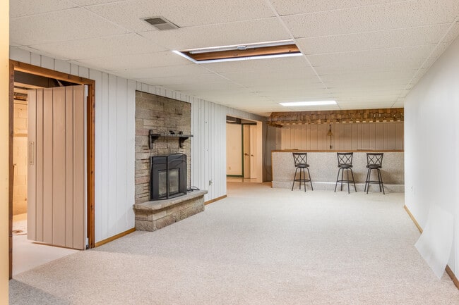 Building Photo - 2071 Maple Rd