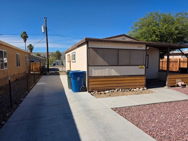 Building Photo - Cute and Clean- 1 bedroom/1 bath home with AZ room in Central BHC