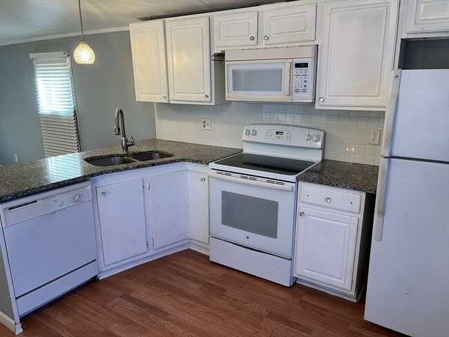 Building Photo - 6847 Skyview Dr SE