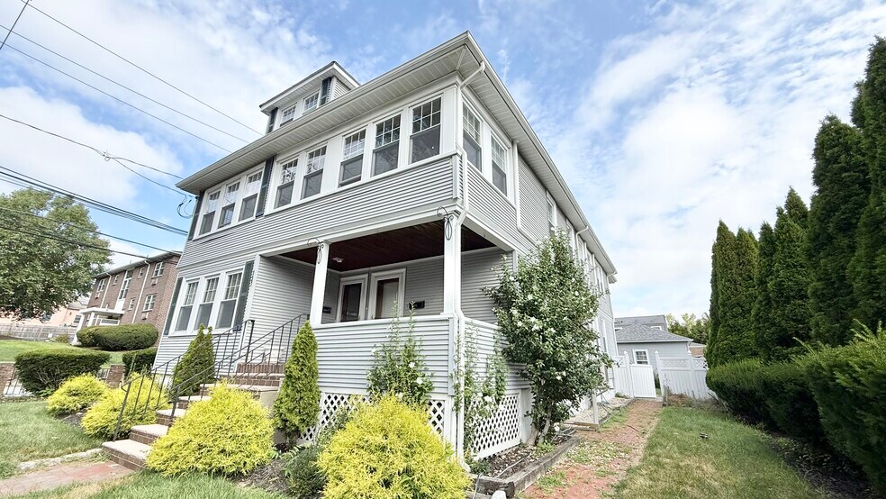 Primary Photo - 137 Summer St