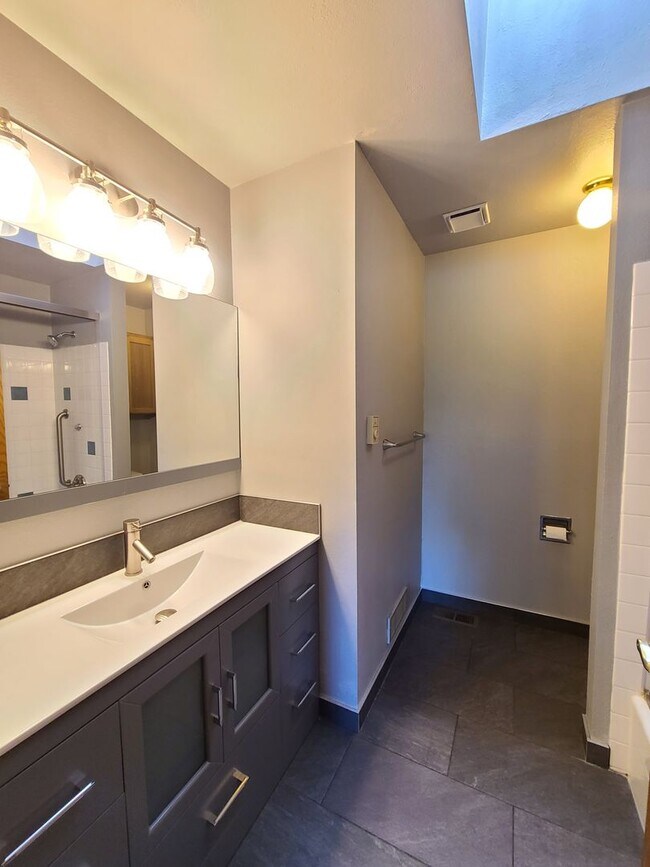 Building Photo - $3,250- 5 Bed / 3 Bath Beautiful Home in Upper South Hill