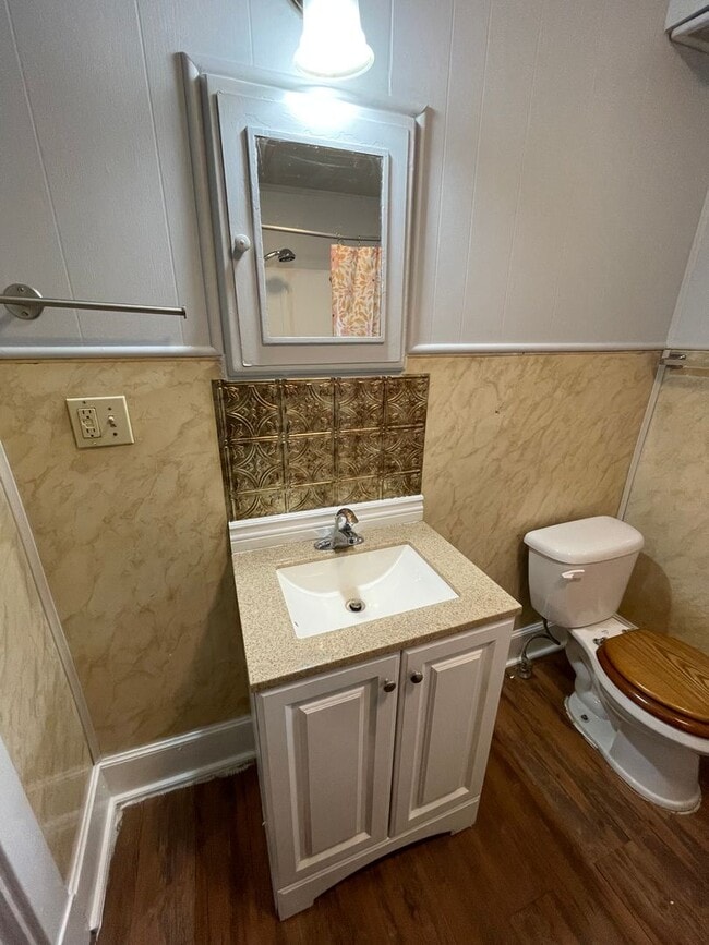 Building Photo - 2 Bedroom Single Family Home in Lancaster!