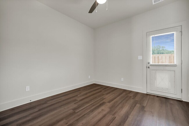 Building Photo - 1 Bedroom Cottage with Elevated Amenities!