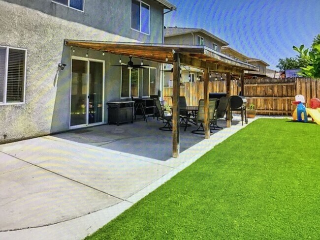 Building Photo - Two story Yuba City Home