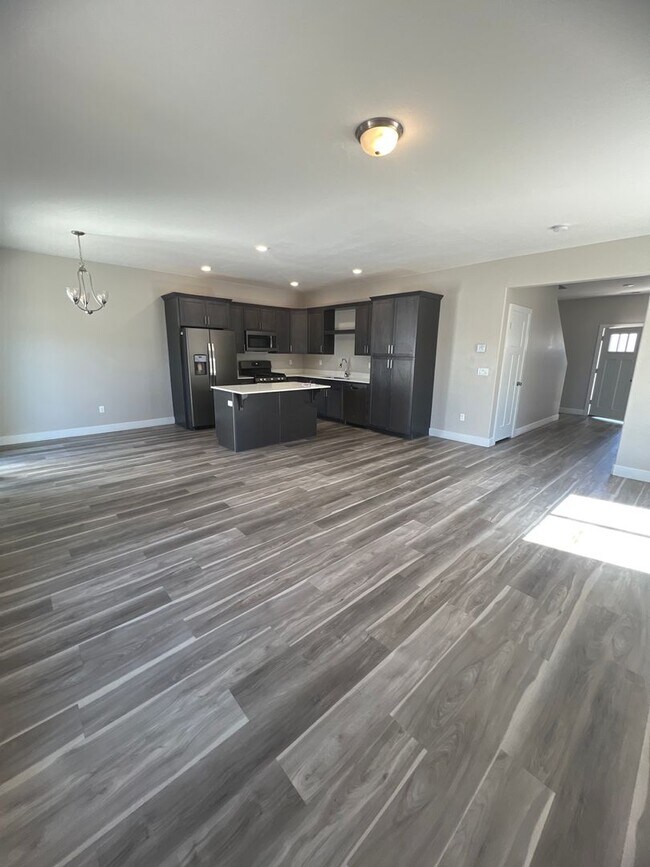 Building Photo - Cute and Spacious! Available Now!