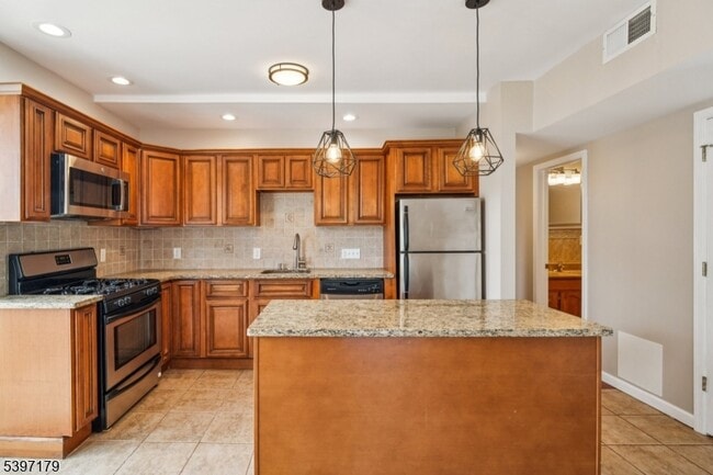 Building Photo - 141 Walnut St