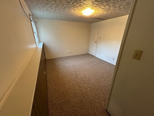 Building Photo - 5 Bed 2 Bath Home with 2 Car Attached Garage in Quiet Nice Neighborhood.