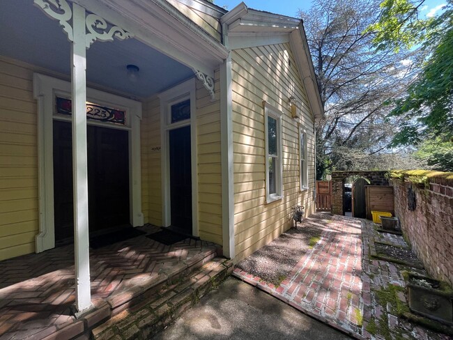 Building Photo - Charming 3 Bed 3.5 Bath home in Southwest ...