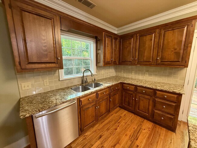 Building Photo - Beautiful Remodeled Home in Normaltown Athens!!