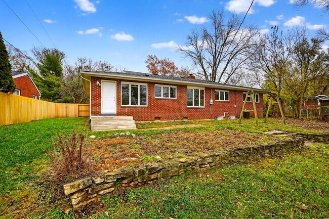 Building Photo - 3637 Sunset Dr