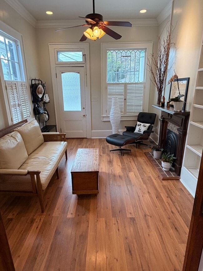 Building Photo - Gorgeous 1BD/1.5BA Uptown