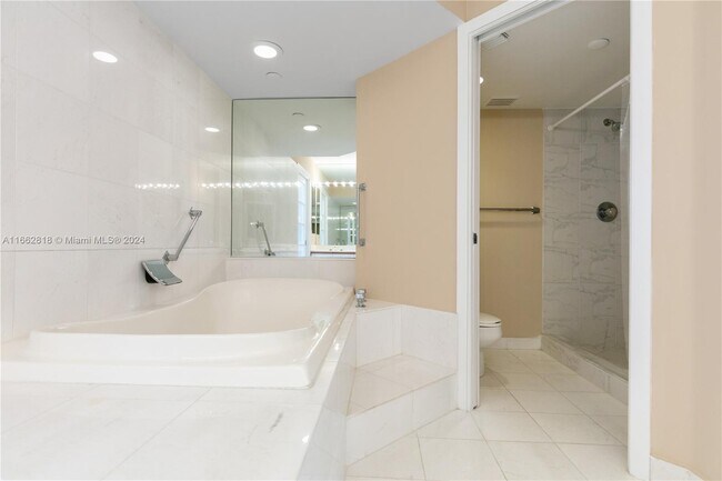 Building Photo - 3500 Mystic Pointe Dr