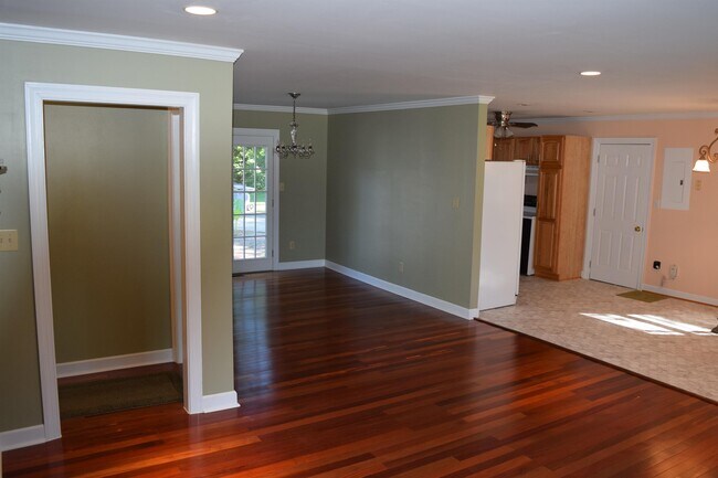 Building Photo - 310 La Salle Ave