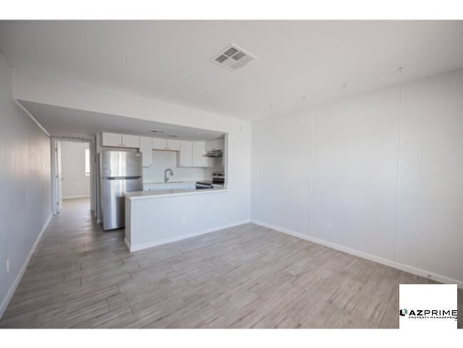 Building Photo - Experience the Charm of Phoenix in this Delightful 1/1 Casita-style Apartment