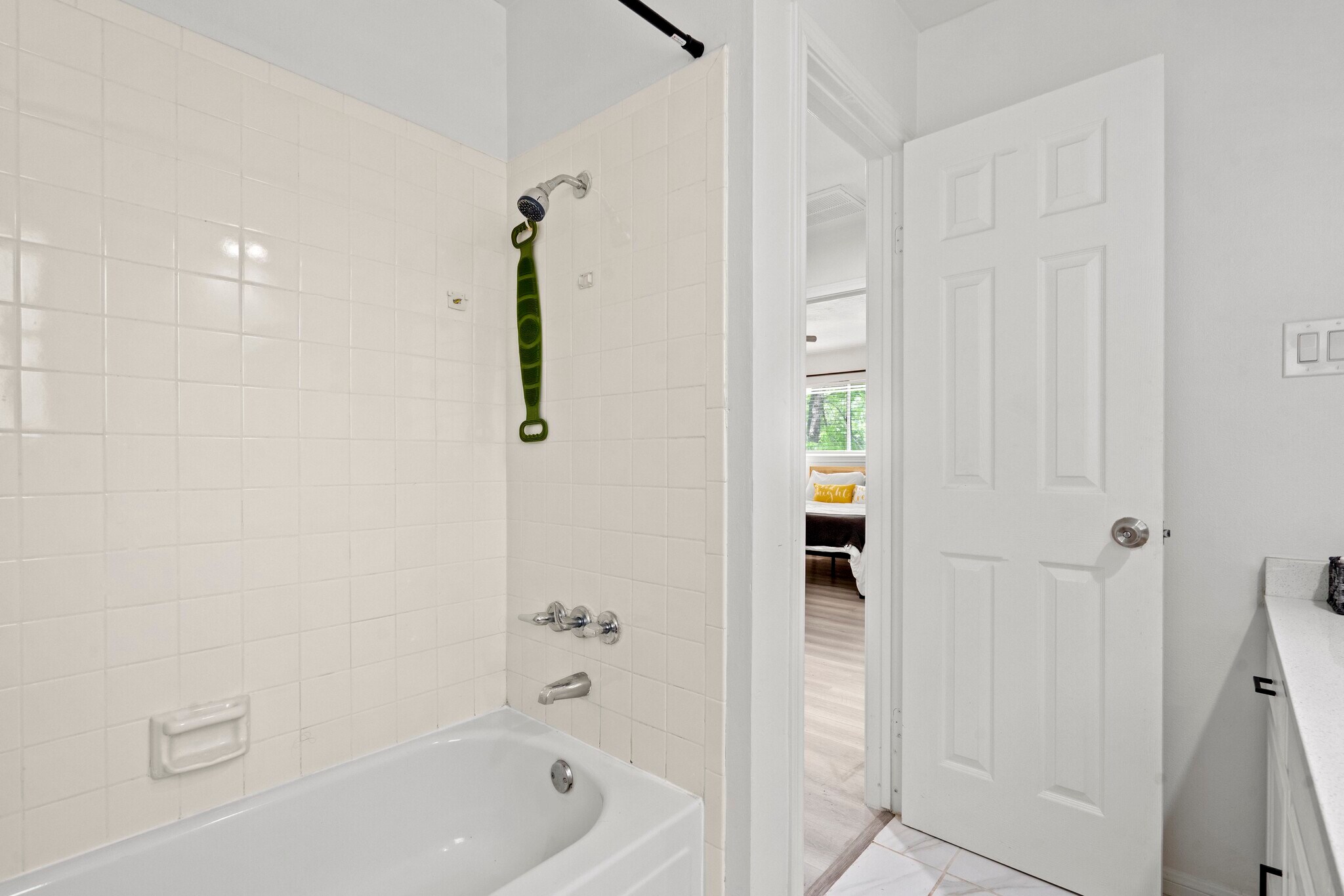 Building Photo - 604 Lochnell Dr