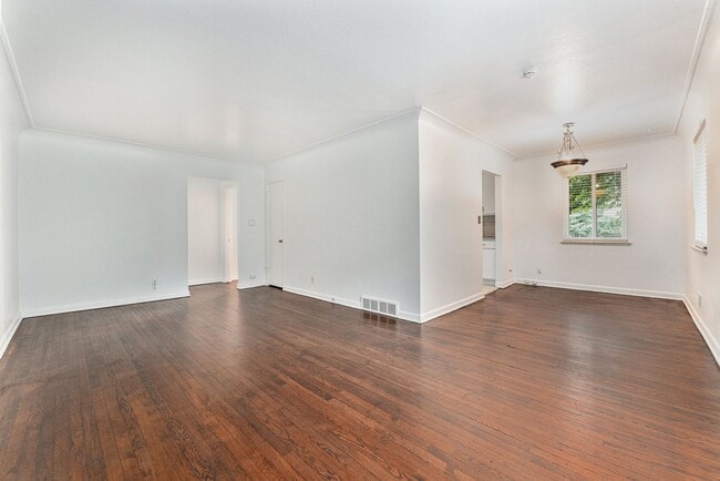 Building Photo - Discover comfort and convenience in this u...