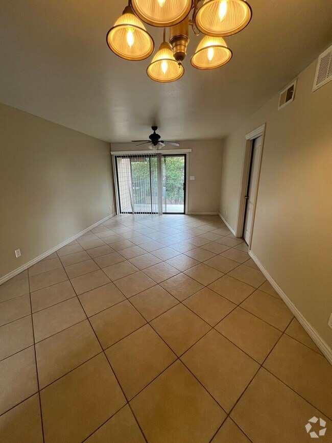 Building Photo - RENT REDUCED! Village at University Height...