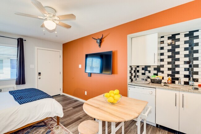 Building Photo - Charming Studio Oasis in the Heart of Temp...