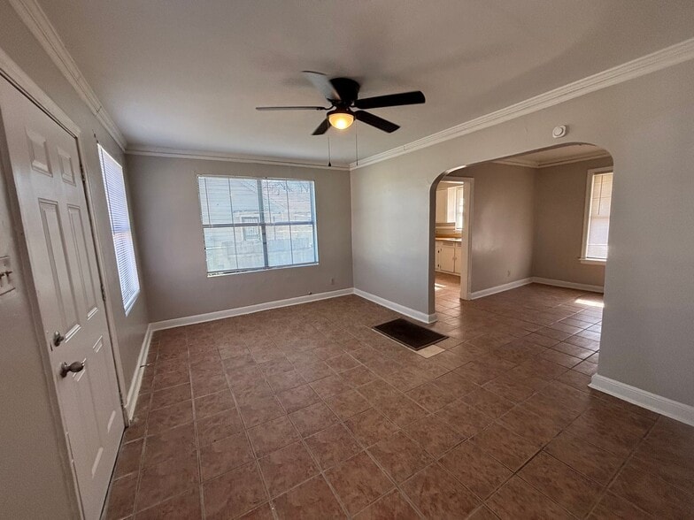 Building Photo - 3733 Vernon Ave