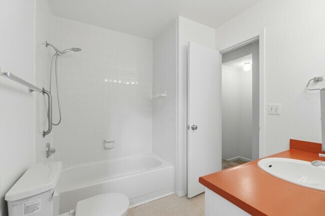 Building Photo - Beautiful 5-bed, 3.5 bath townhome steps from hiking trails and West Pearl St