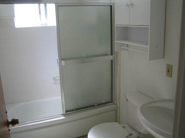 Building Photo - 2 bedroom 1 bath Cute home and Large Backy...
