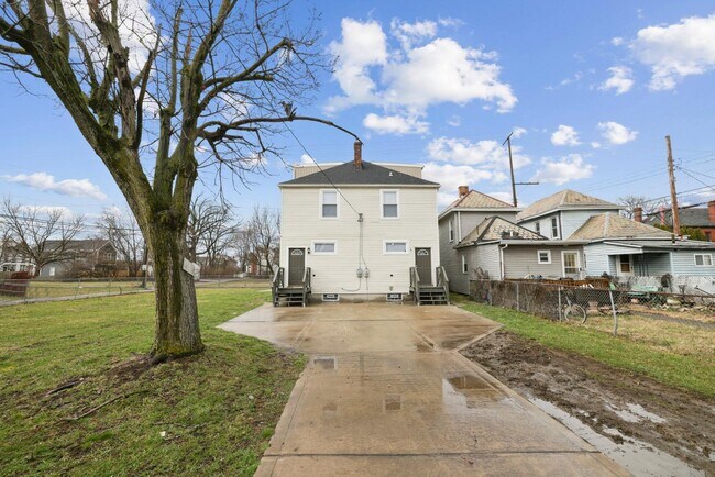 Building Photo - 272 S 22nd St