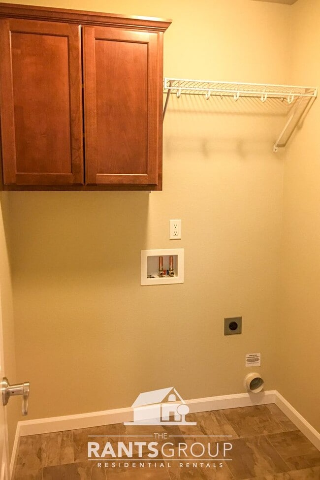 Building Photo - 4-Bedroom Home in Campus Peak – Spacious L...