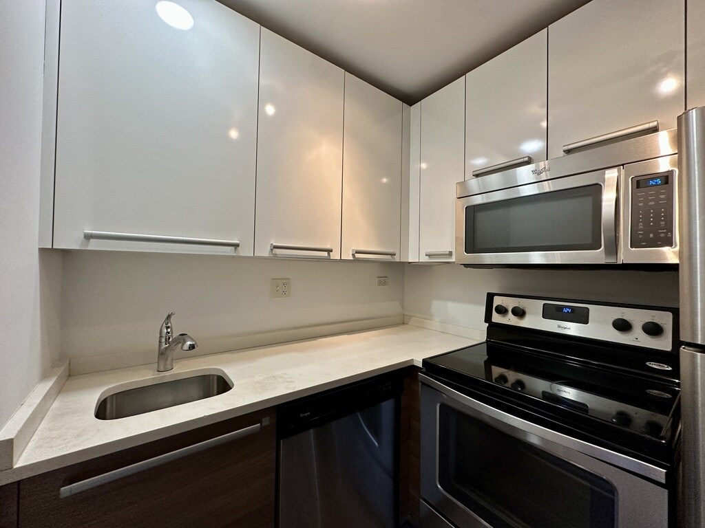 Building Photo - 925 W Carmen Ave