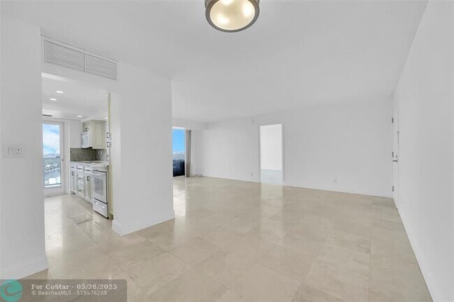 Building Photo - 2841 N Ocean Blvd