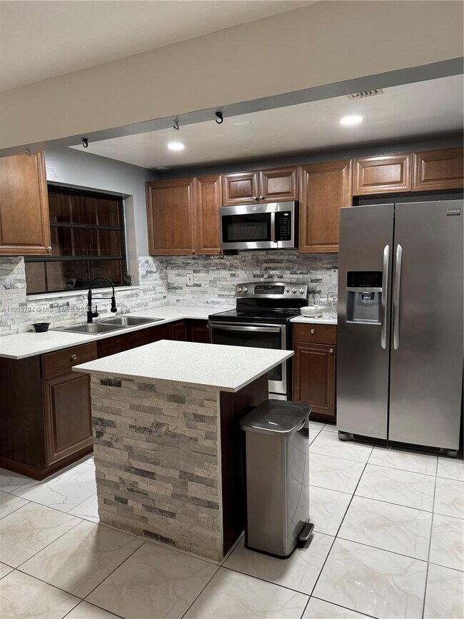 Building Photo - 6025 SW 133rd Ct