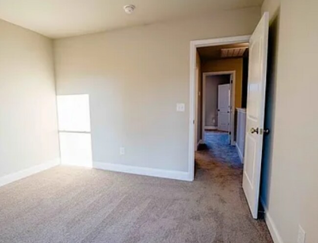 Building Photo - HALF OFF FIRST MONTH RENT ! ! !