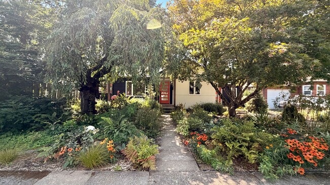 Building Photo - 9340 SE Yamhill St