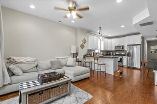 Building Photo - 2418 W Medill Ave