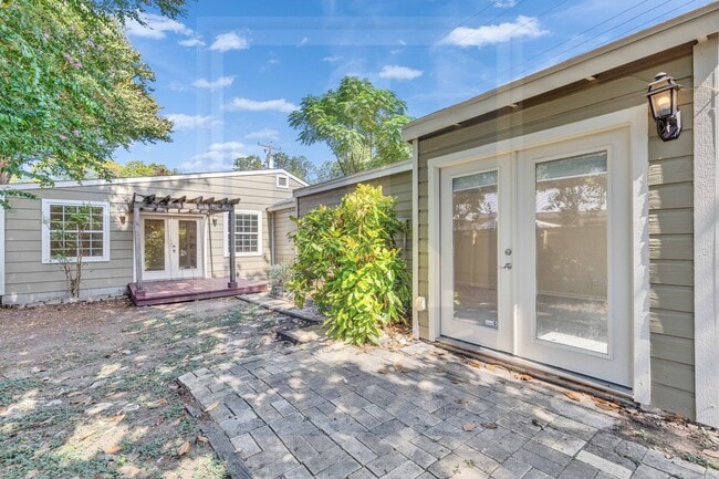 Building Photo - 4815 Woodview Ave