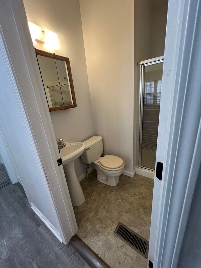 Building Photo - Adorable 2 bed 2bathroom home $1250