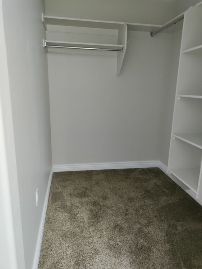 Building Photo - Gorgeous 3 BD, 2BTH Ground Floor Condo For...