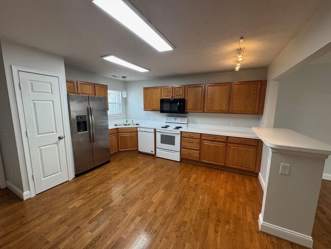 Building Photo - Immaculate End Unit Townhouse