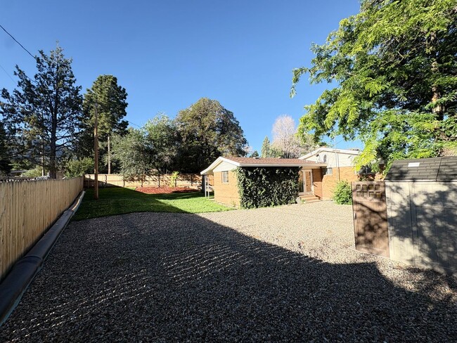 Building Photo - 437 Circleway Dr