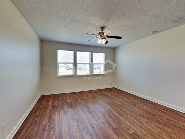 Building Photo - 3298 Roundabout Dr