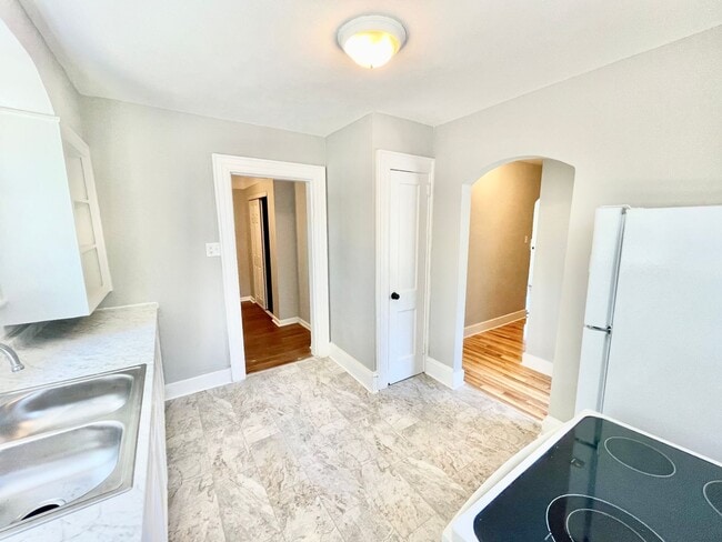 Building Photo - Cute 3 Bed 1 Bath Home Near UNCG!!