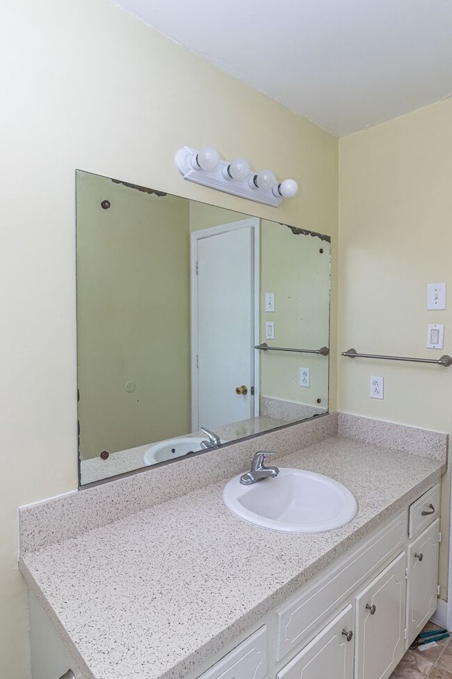 Building Photo - Adorable Brick Ranch 3 BR | 1.5 BA in Goldsboro